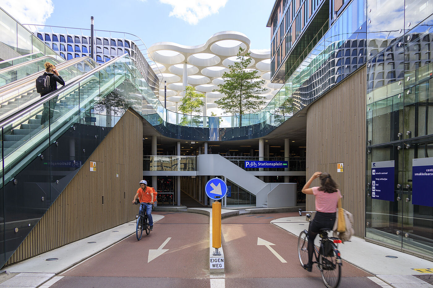 Zufahrt zum Fahrradparkhaus am Hauptbahnhof in Utrecht. Zufahrt zum Fahrradparkhaus am Hauptbahnhof in Utrecht.