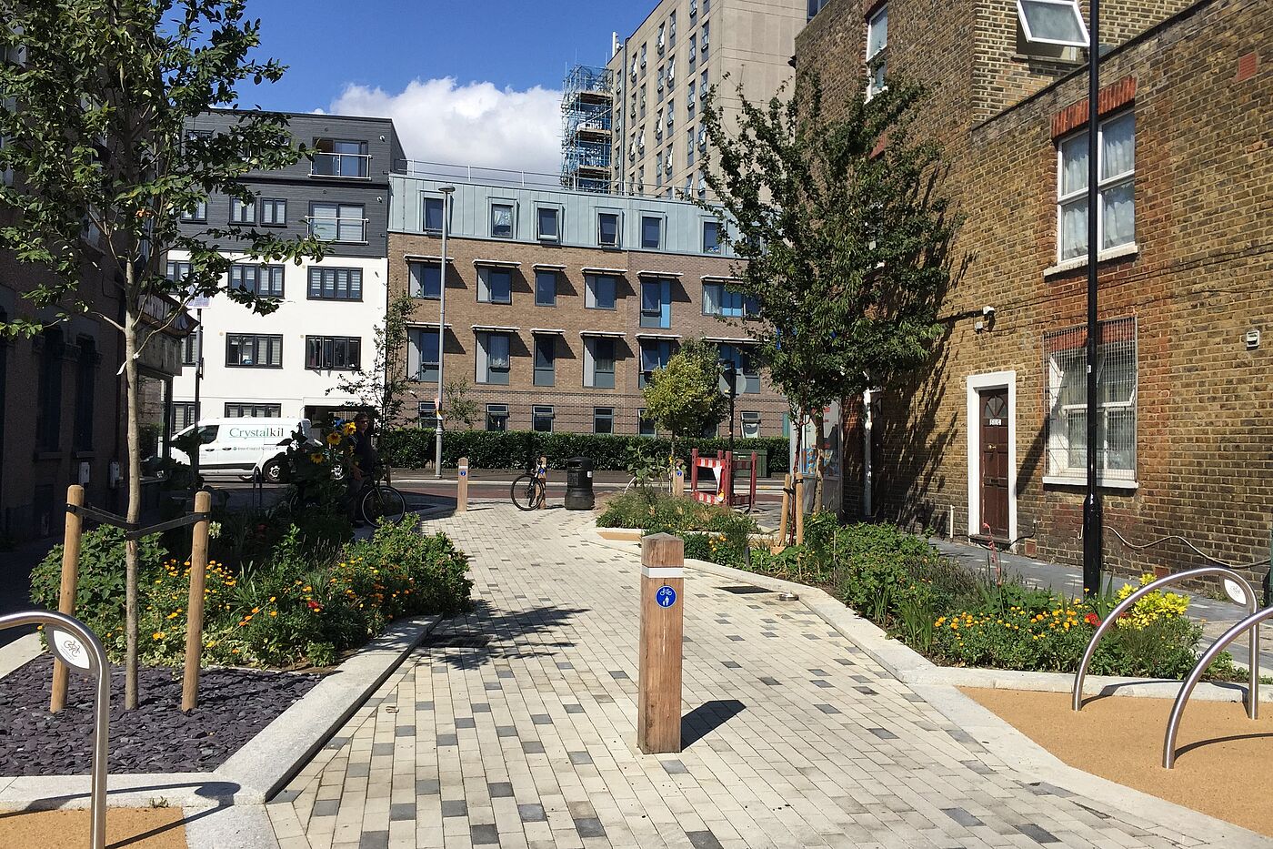 Mini-Hollands in London: Aufwertung der Straß durch Grünflächen und Fahrradbügel. Mini-Hollands in London: Aufwertung der Straß durch Grünflächen und Fahrradbügel.