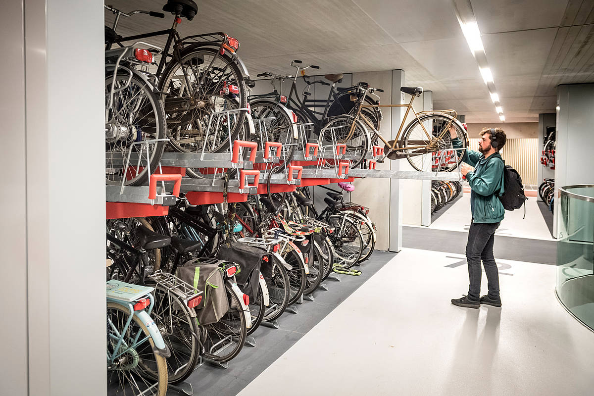 Fahrrad einstellen im Fahrradparkhaus am Hauptbahnhof in Utrecht. Fahrrad einstellen im Fahrradparkhaus am Hauptbahnhof in Utrecht.